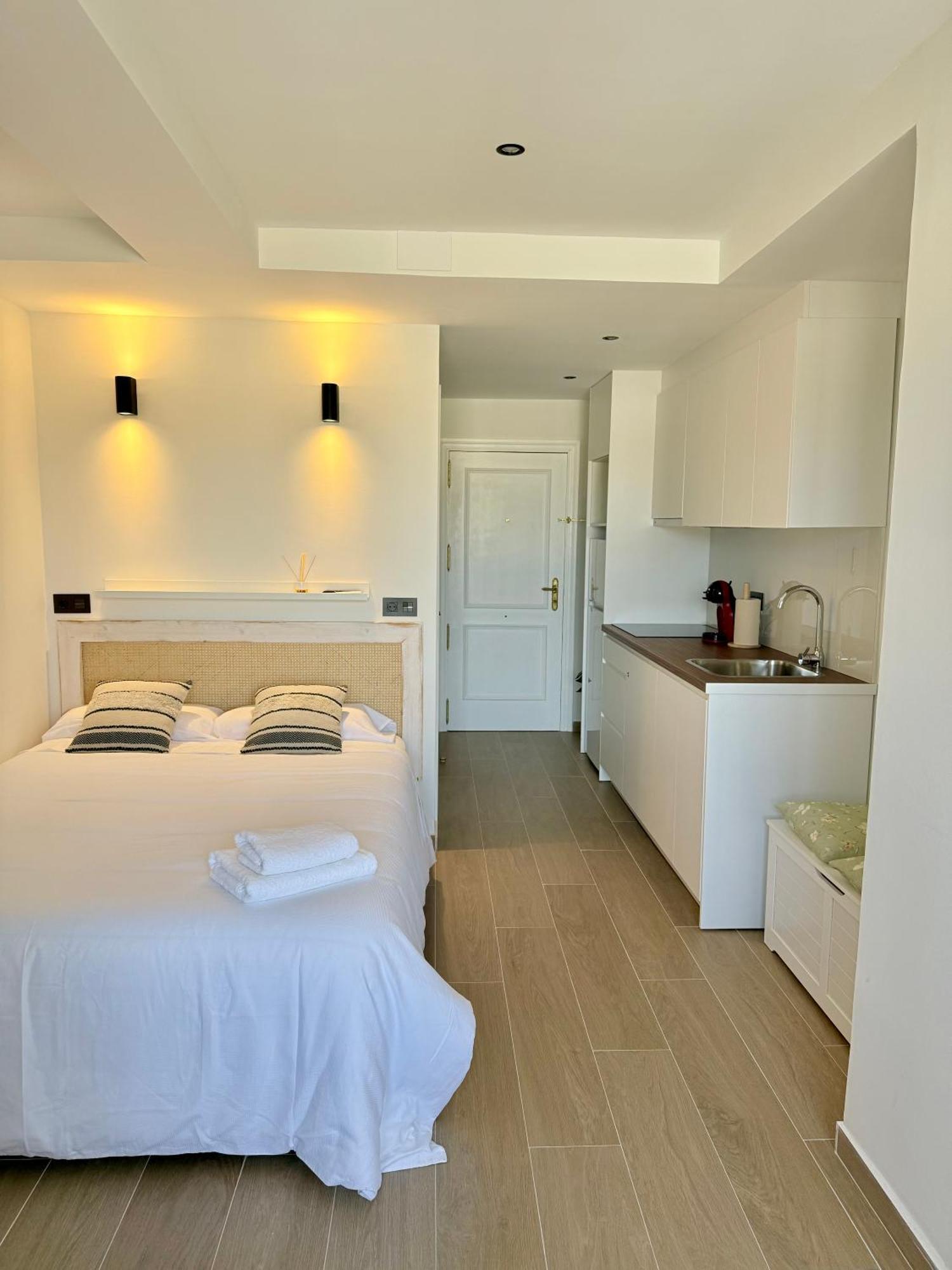18th Floor Center Riscal Apartment